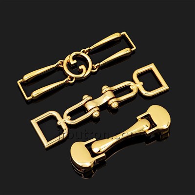 Kultainen solki naisten loafereille