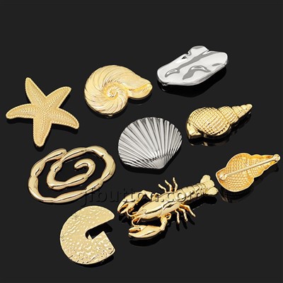 Metalliset bikinit ja sormukset