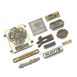 Käsilaukun metallinen logolevy
